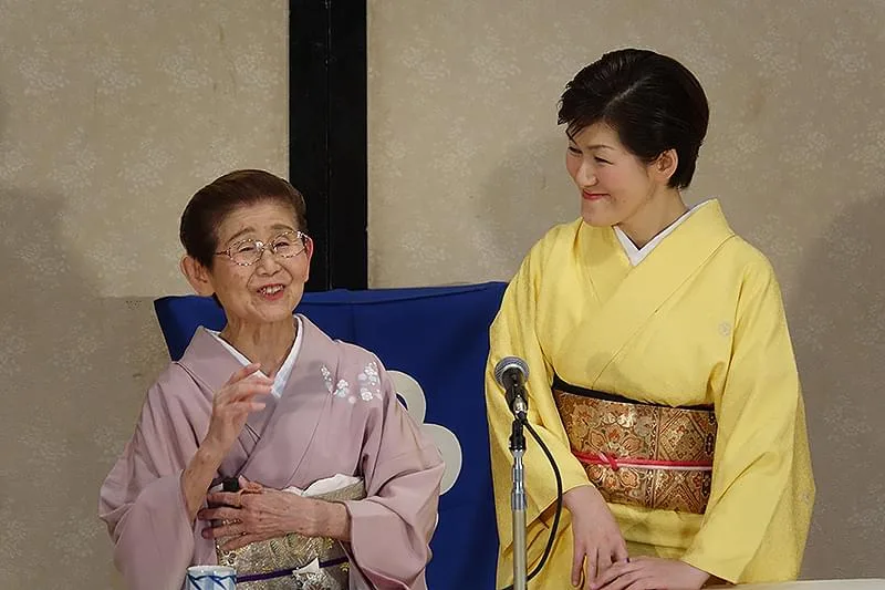 『噂の玉川奈々福 キネマ更紗』場面写真。着物姿の二人が並んで座っている